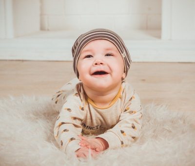 Le langage des bébés : Pleurs, gazouillis, babillage et premiers mots
